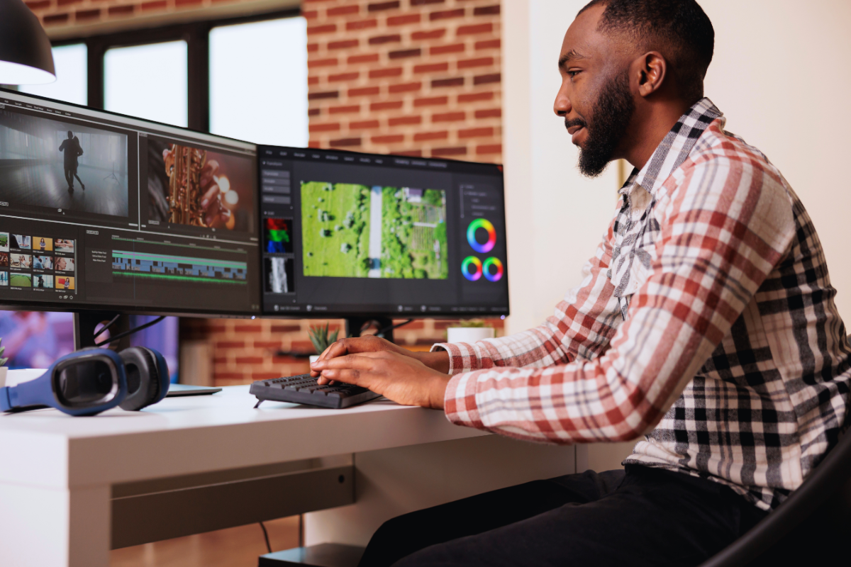 Personne faisant du montage vidéo - creator academy