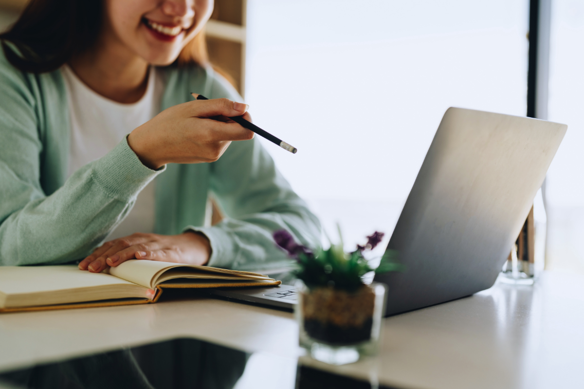 Personne assistant à une formation en ligne - creator academy